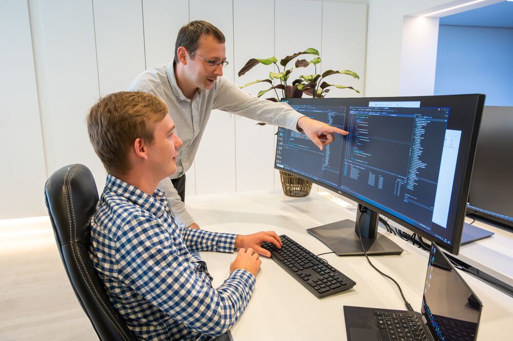 Debiscom team aan het werk met Mercator ERP
